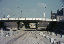 804300 Gezicht op de Catharijnebrug en de daarnaast gelegen hulpbrug over de gedempte Stadsbuitengracht te Utrecht, ...